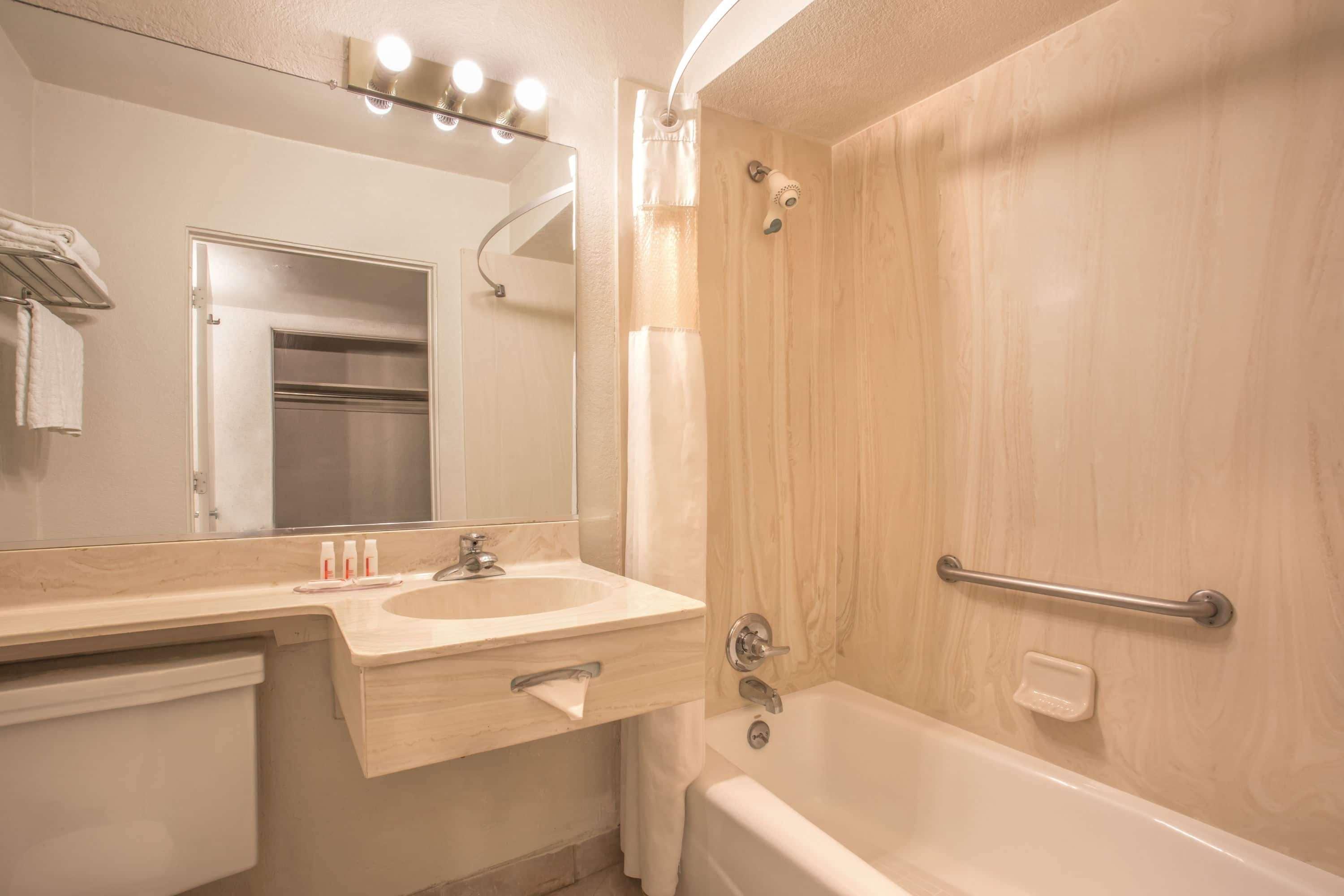 Howard Johnson By Wyndham Phoenix Airport/Downtown Area Экстерьер фото
